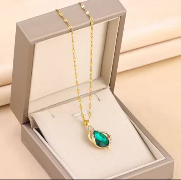 New Vintage Style Light Luxury Green Water Drop Pendant Necklace For Women Trendy Stainless Steel Jewelry Ladies Wedding Jewelry