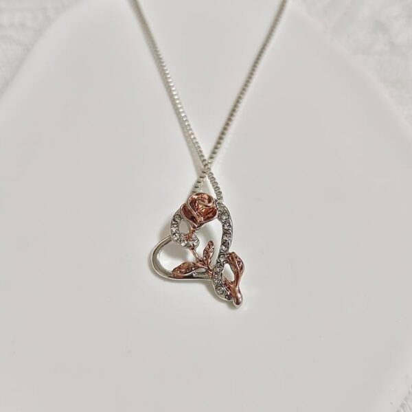 Rose Flower Necklace Gift for Women Silver Heart Necklaces for Women Girls Christmas Birthday Gifts for Wife Mom Rose Flower Necklaces Heart Pendant Necklace for Girlfriend