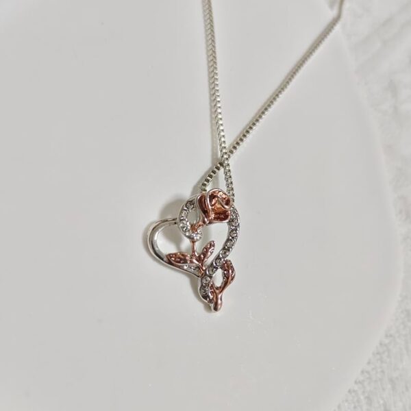 Rose Flower Necklace Gift for Women Silver Heart Necklaces for Women Girls Christmas Birthday Gifts for Wife Mom Rose Flower Necklaces Heart Pendant Necklace for Girlfriend