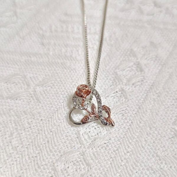 Rose Flower Necklace Gift for Women Silver Heart Necklaces for Women Girls Christmas Birthday Gifts for Wife Mom Rose Flower Necklaces Heart Pendant Necklace for Girlfriend