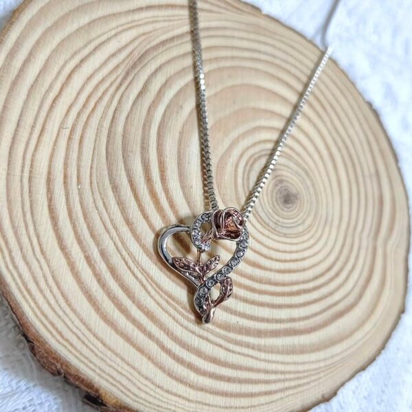 Rose Flower Necklace Gift for Women Silver Heart Necklaces for Women Girls Christmas Birthday Gifts for Wife Mom Rose Flower Necklaces Heart Pendant Necklace for Girlfriend
